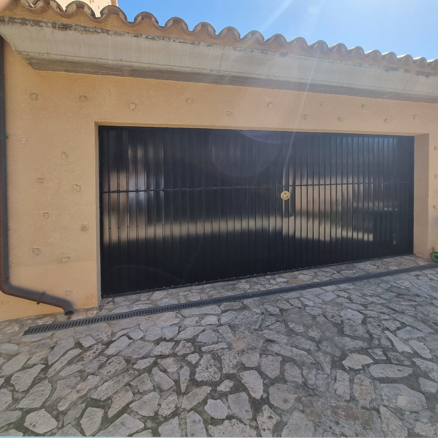 Secure access with a solid metal gate system and paved front area. Secure access with a solid metal gate system and paved front area.