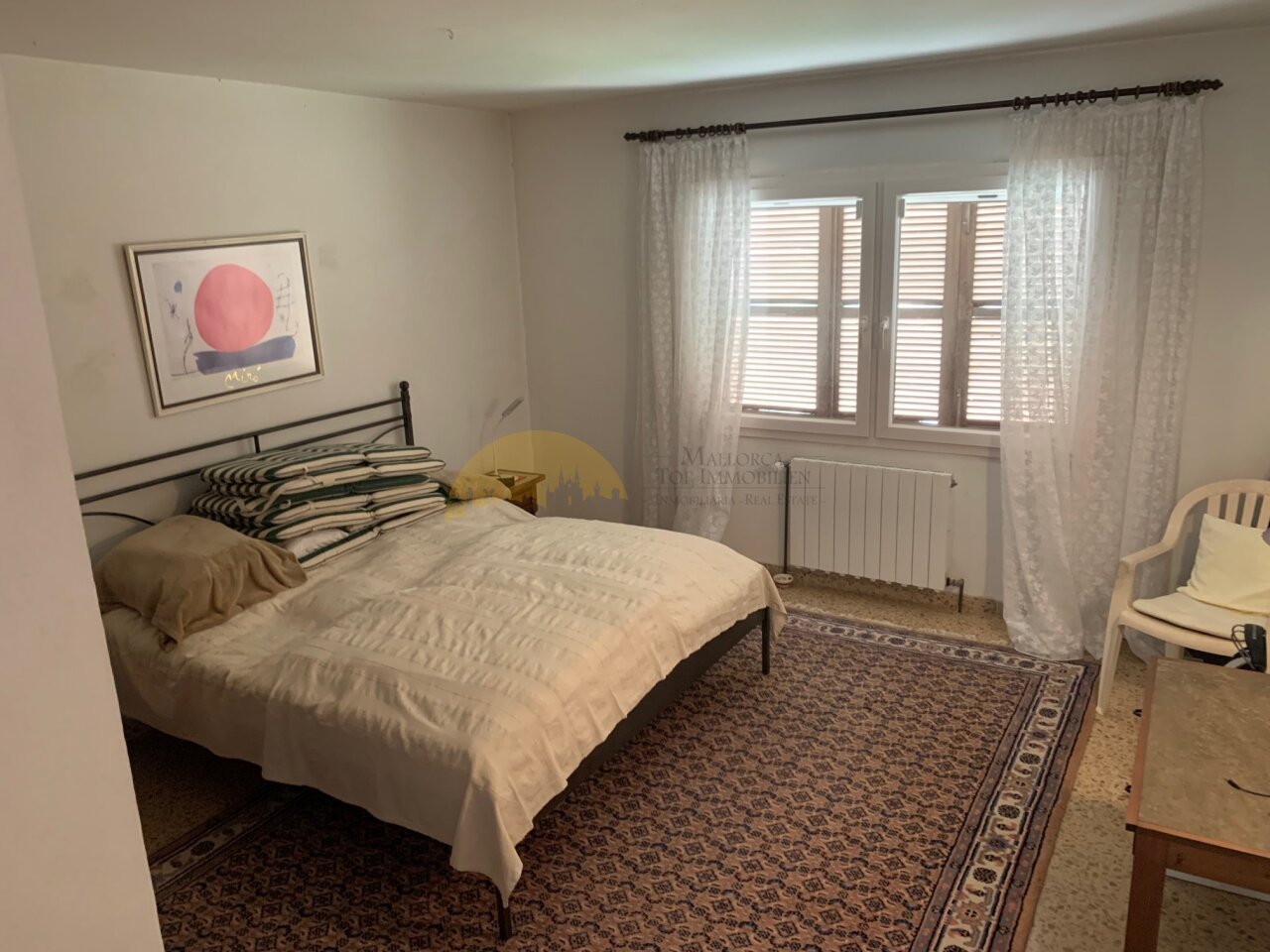 Bright bedroom with window front, heating system, and optimal room layout. Bright bedroom with window front, heating system, and optimal room layout.