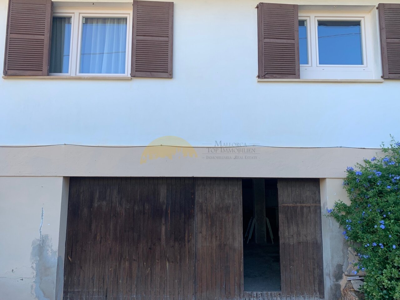 First floor with bright window surfaces. First floor with bright window surfaces.