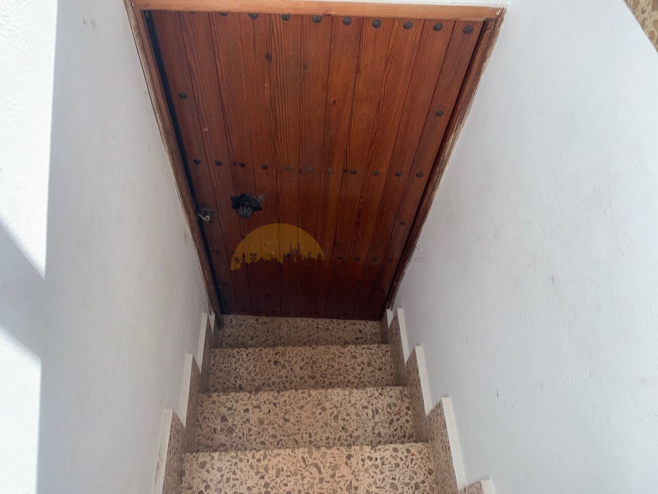 Staircase with a distinctive wooden cover and slip-resistant steps Staircase with a distinctive wooden cover and slip-resistant steps