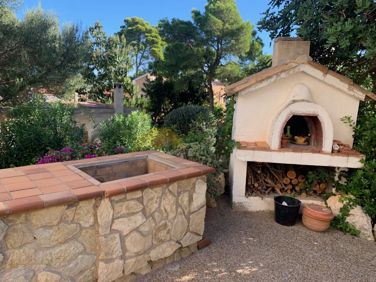 Rustic outdoor area with wood-fired oven and fire pit – ideal for social gatherings Rustic outdoor area with wood-fired oven and fire pit – ideal for social gatherings