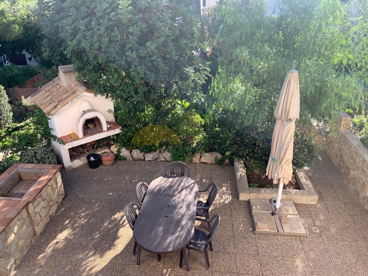 Terrace area with integrated pizza oven and natural privacy screen Terrace area with integrated pizza oven and natural privacy screen