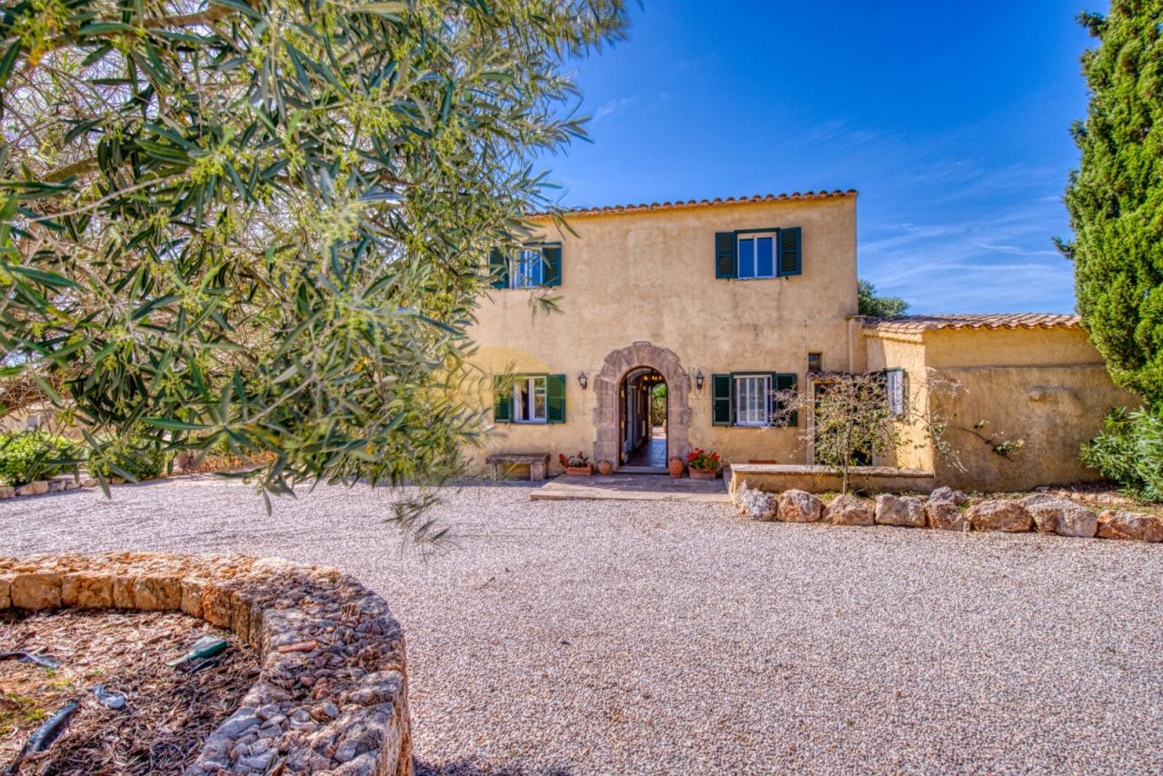 Authentic country house with a spacious forecourt and Mediterranean character Authentic country house with a spacious forecourt and Mediterranean character