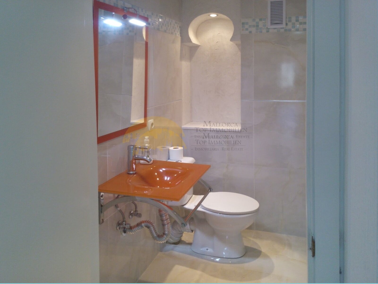 Modern bathroom with practical washbasin unit and high-quality sanitary fittings
