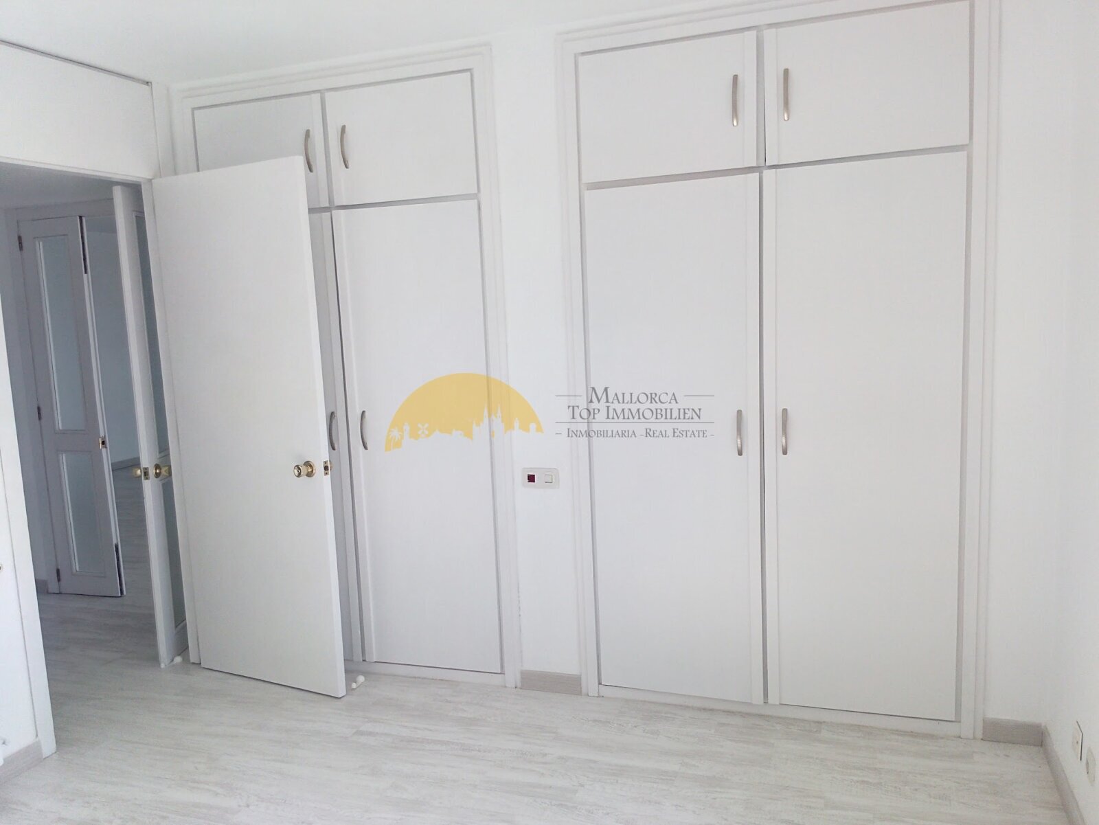 Walk-in closet with optimal storage solution and practical layout