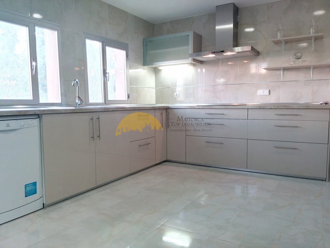 Modern kitchen with functional L-shape and high-quality exhaust system