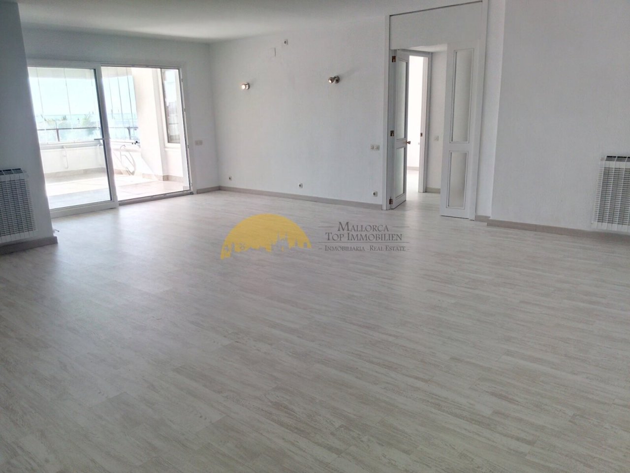 Open living concept with flexible room use and direct terrace access