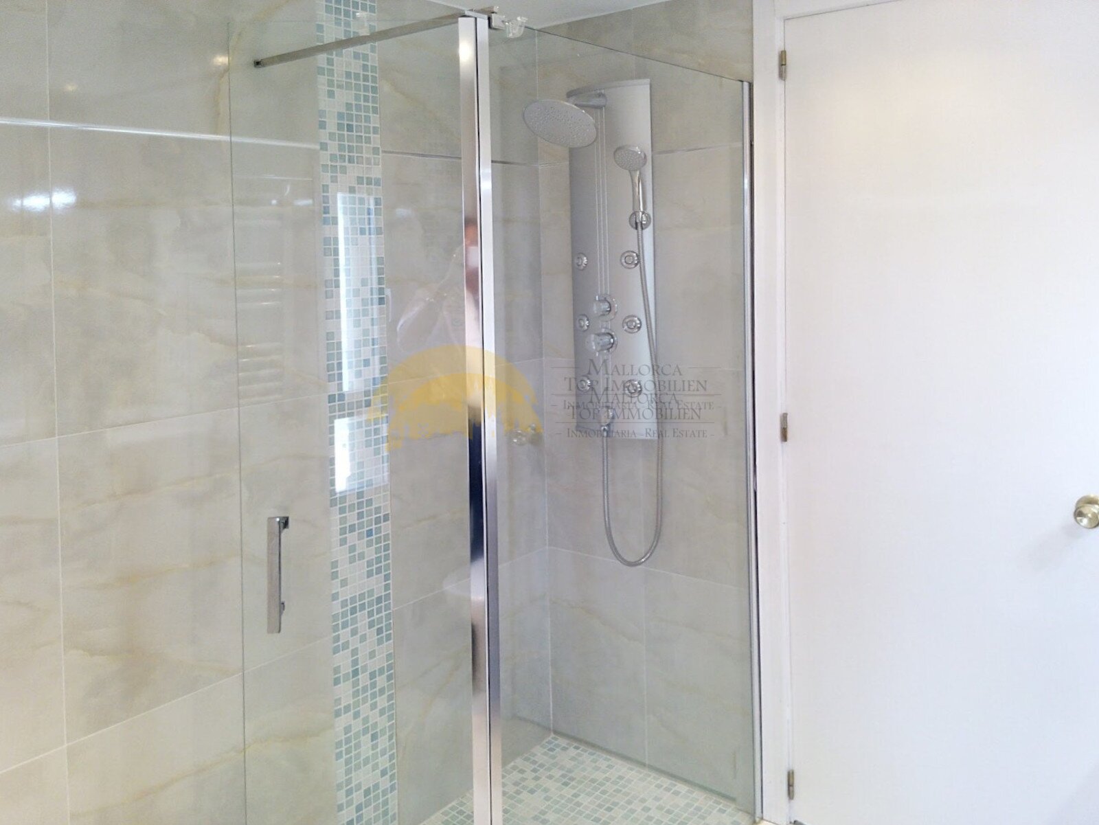 Luxurious shower system with rain shower and high-quality fittings
