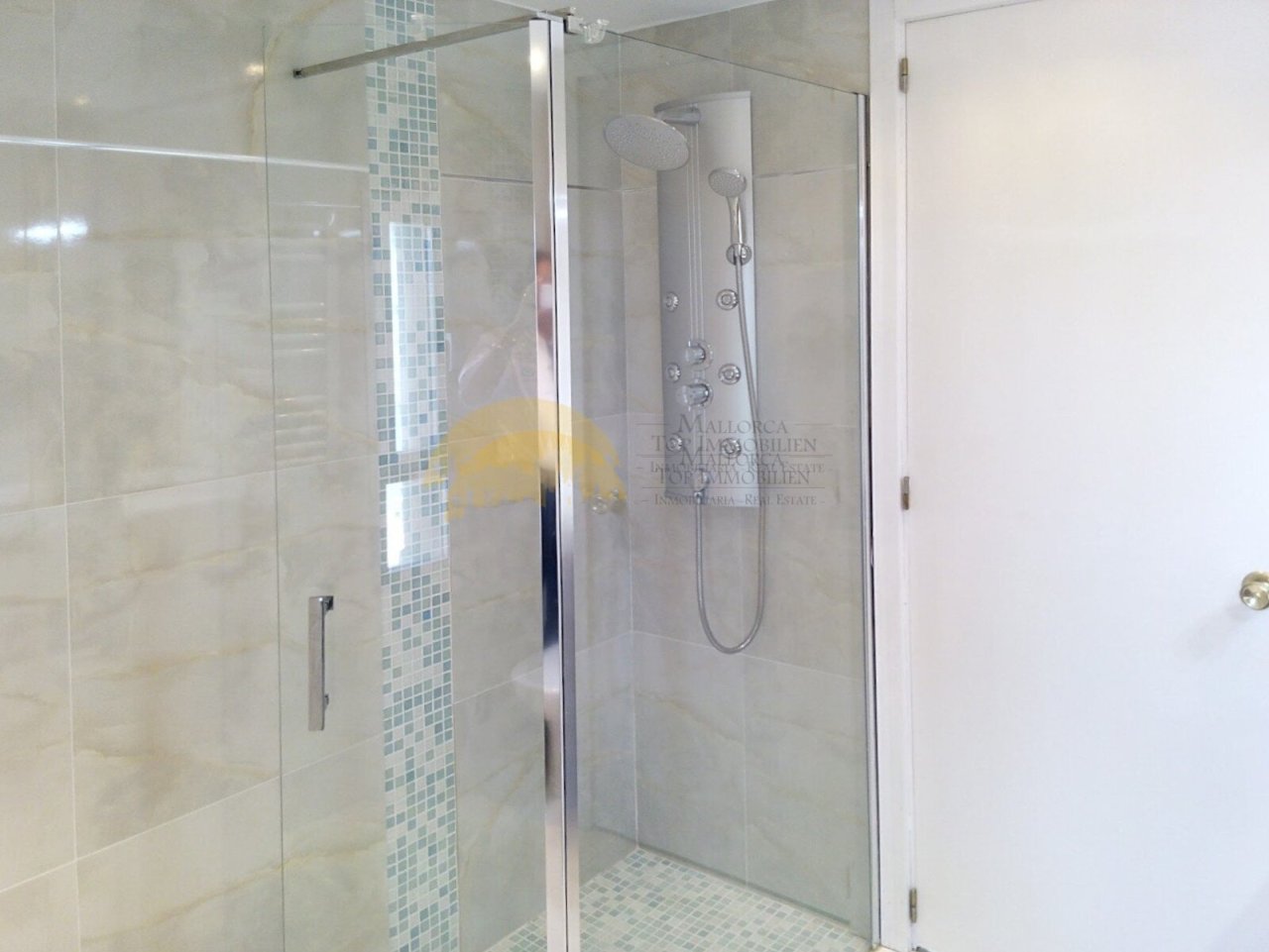Luxurious shower system with rain shower and high-quality fittings