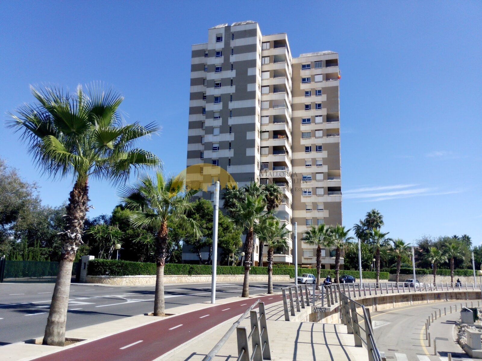 Modern residential complex in a prime harborfront location with direct promenade access