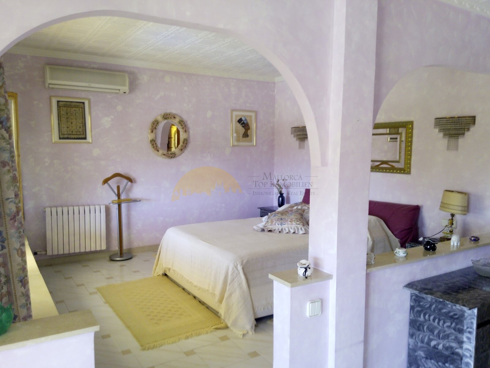 Elegant bedroom with dressing area and thoughtful room layout through column elements
