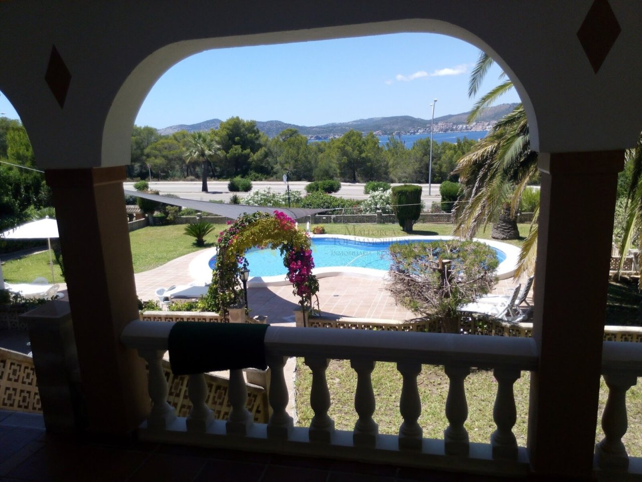 Sea view loggia with panoramic view of the pool and bay