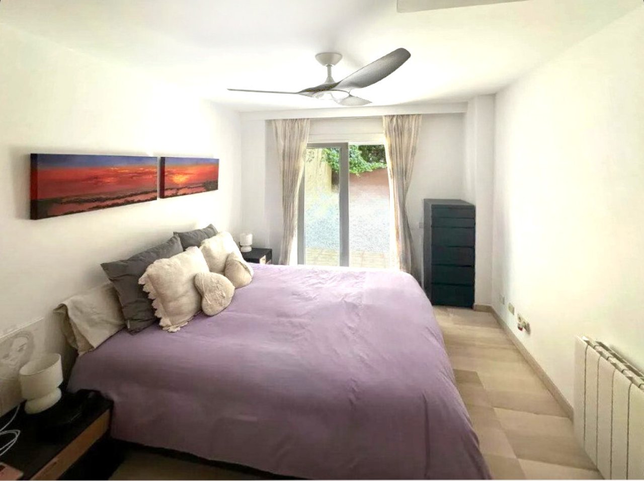 Bright bedroom with direct terrace access and large glazed surfaces.