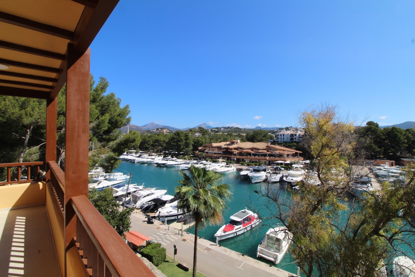Blick auf den Hafen von der Terrasse Blick auf den Hafen von der Terrasse
