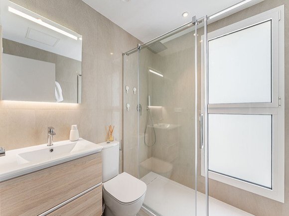 Elegancia mediterránea en complejo exclusivo – piso con amplias comodidades