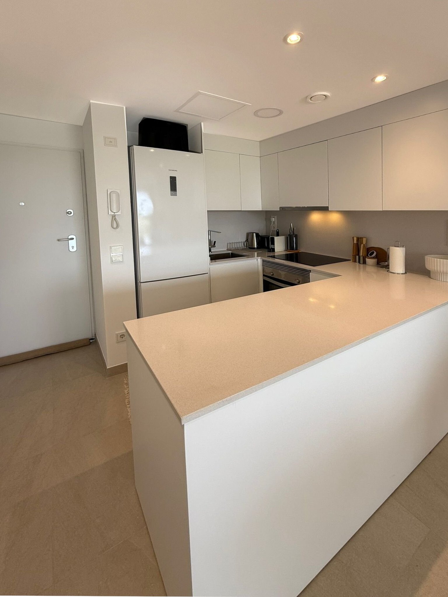 Elegancia mediterránea en complejo exclusivo – piso con amplias comodidades