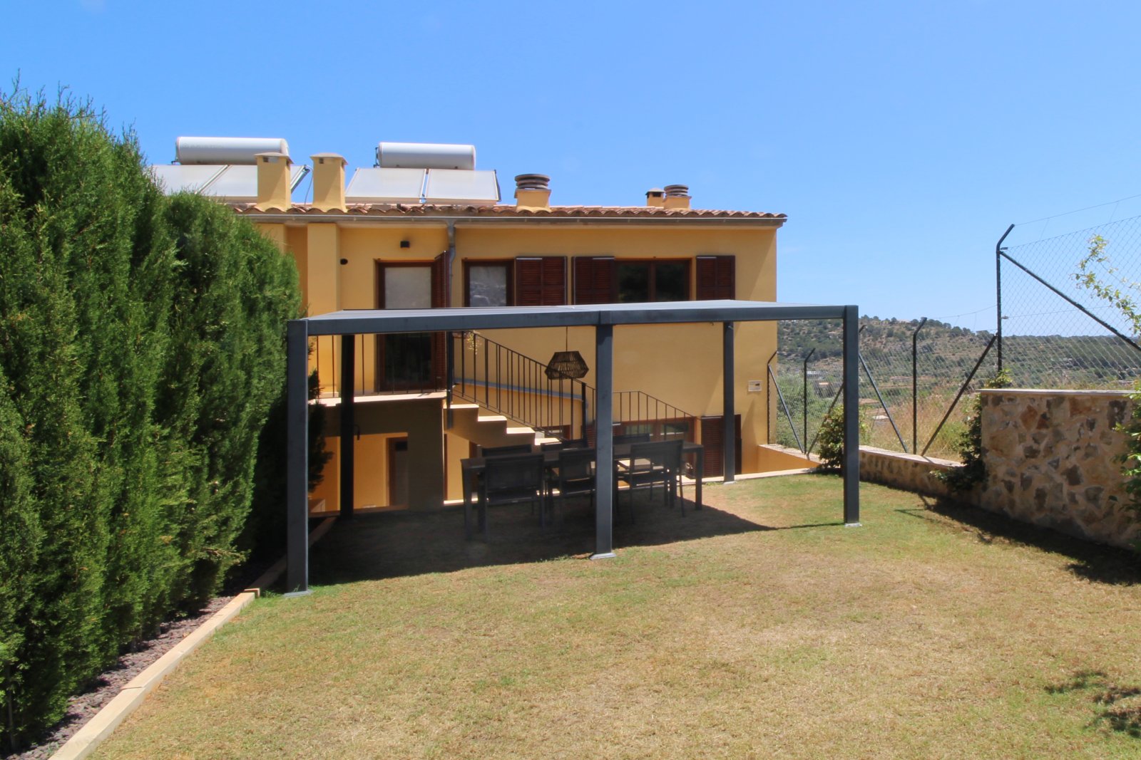 Gran chalet de piedra natural con piscina comunitaria