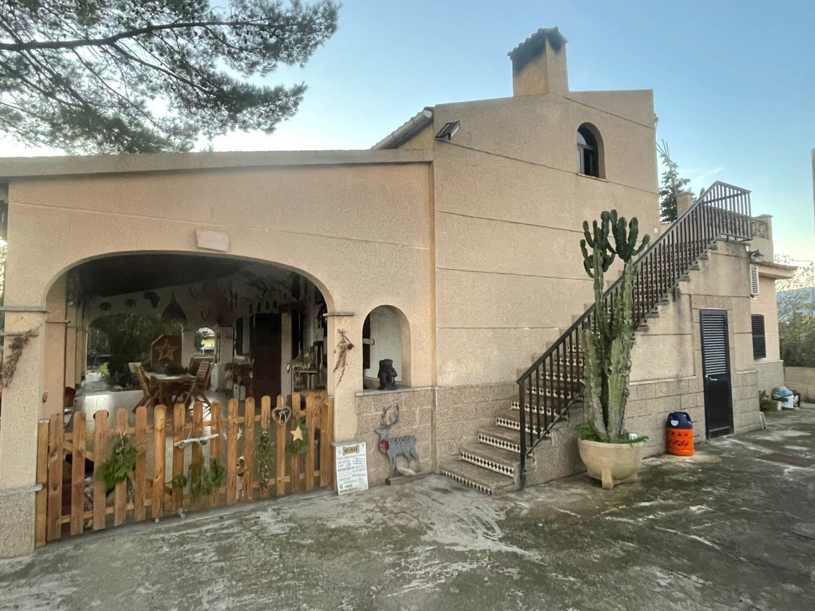 Propiedad Mediterránea con Apartamento Independiente, Histórica Colección de Cactus y Amplias Terrazas