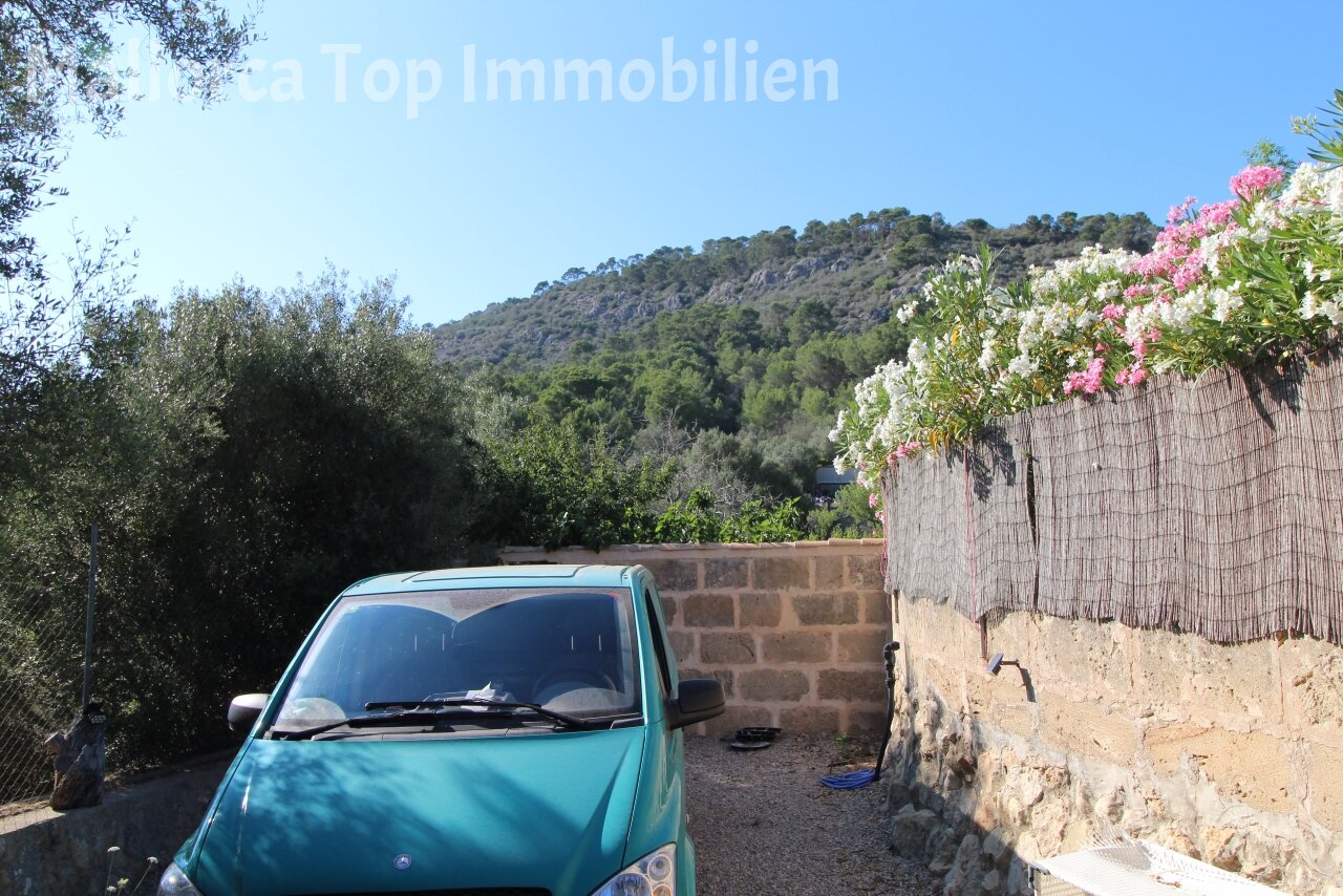 Finca enclavada en la naturaleza con vistas al monte de las brujas.
