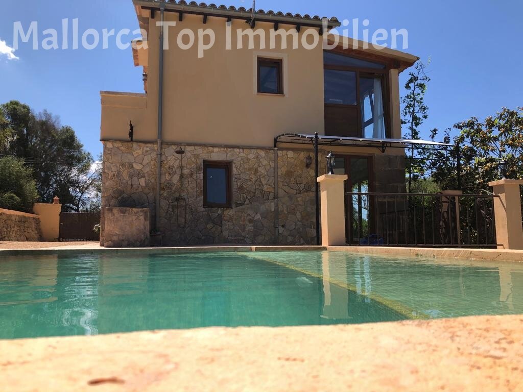 Finca enclavada en la naturaleza con vistas al monte de las brujas.