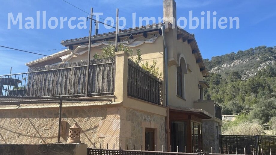 Finca enclavada en la naturaleza con vistas al monte de las brujas.