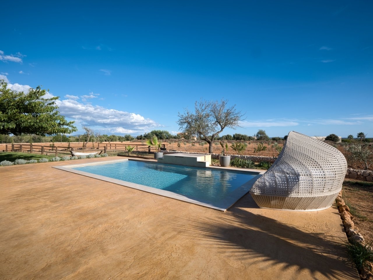 Terrasse mit Blick auf den Pool