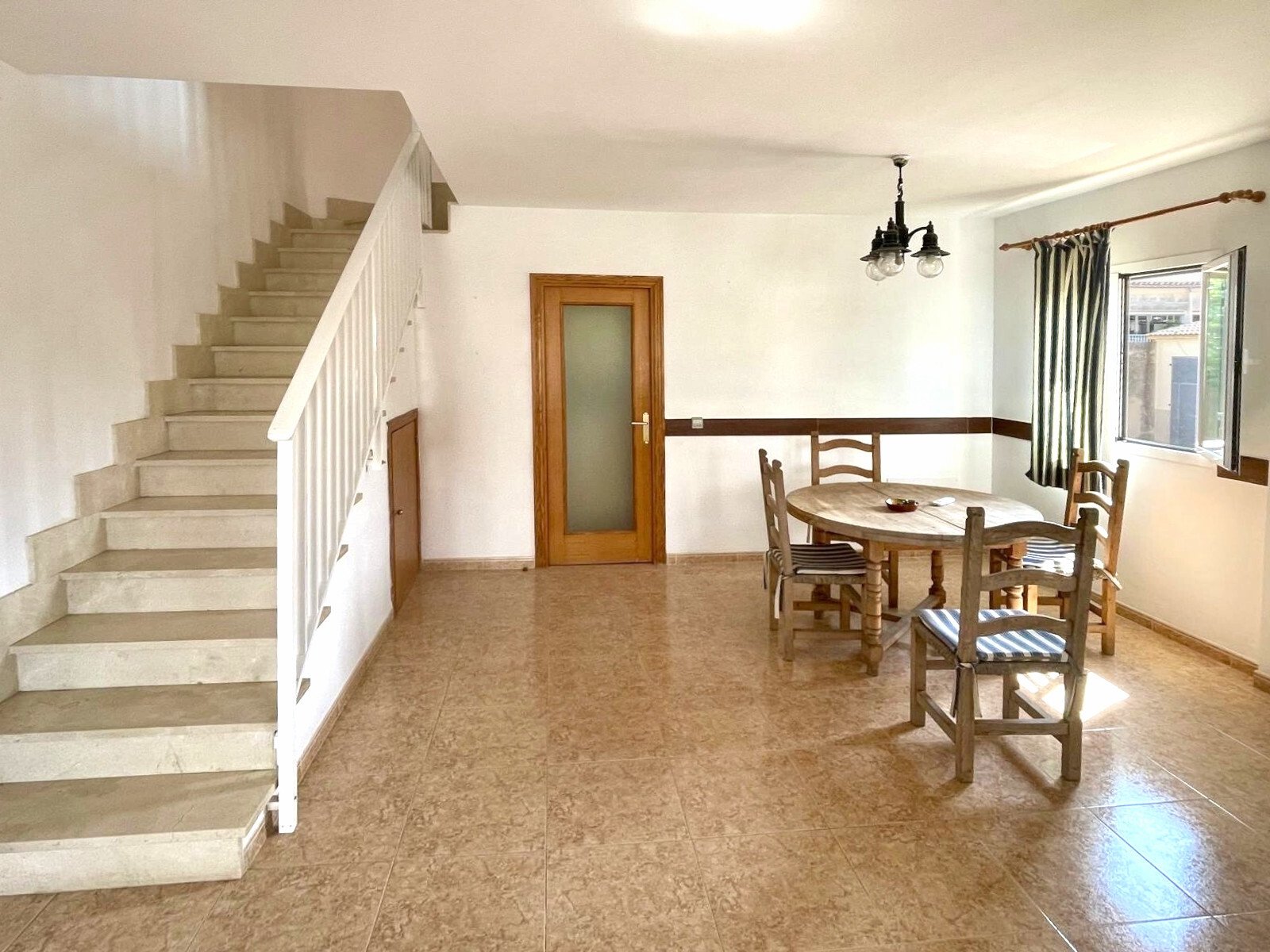 Casa adosada de esquina mediterránea - a solo unos pasos del mar