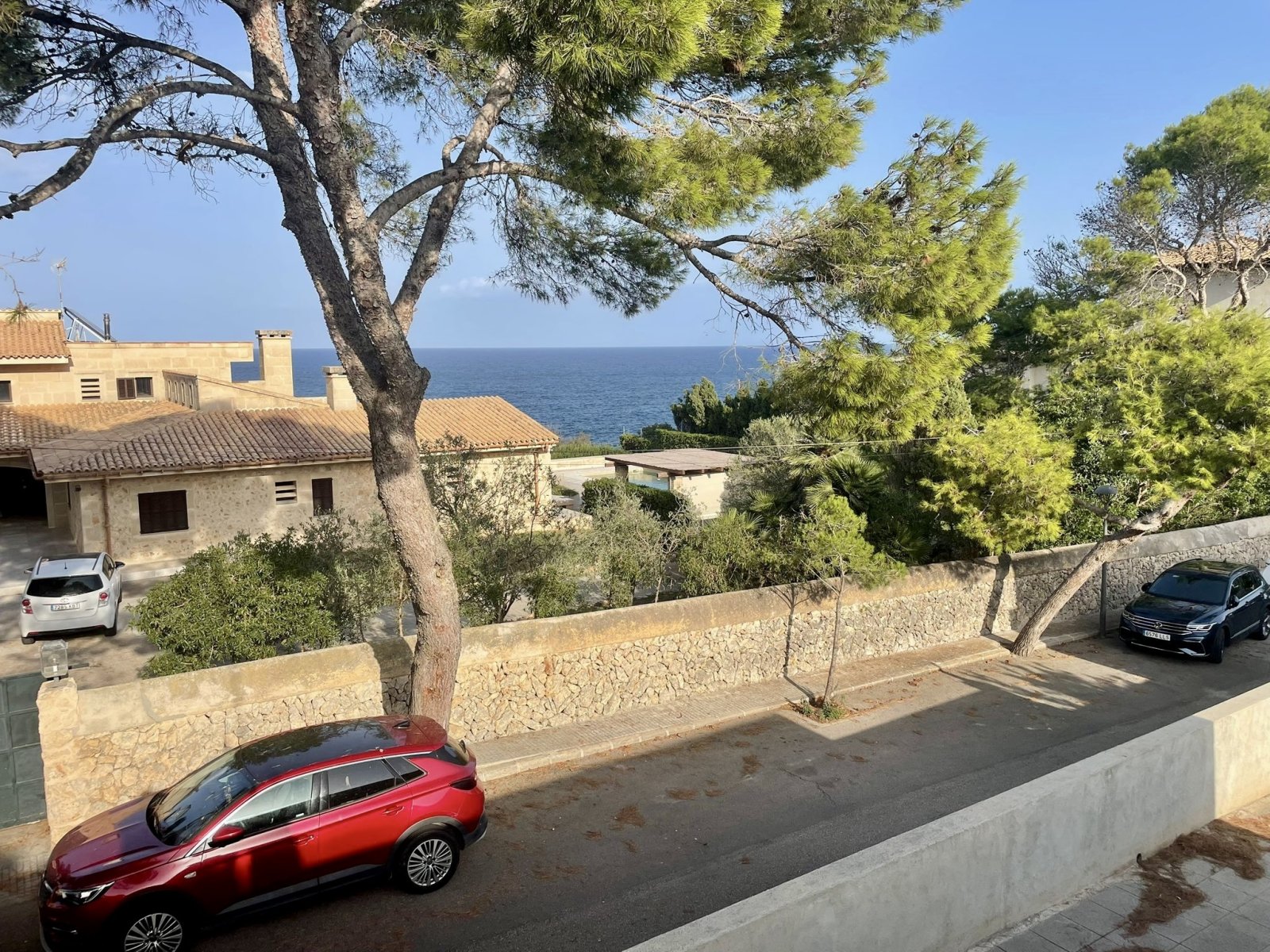 Villa mediterránea con vistas al mar y gran potencial – a solo unos pasos de la playa