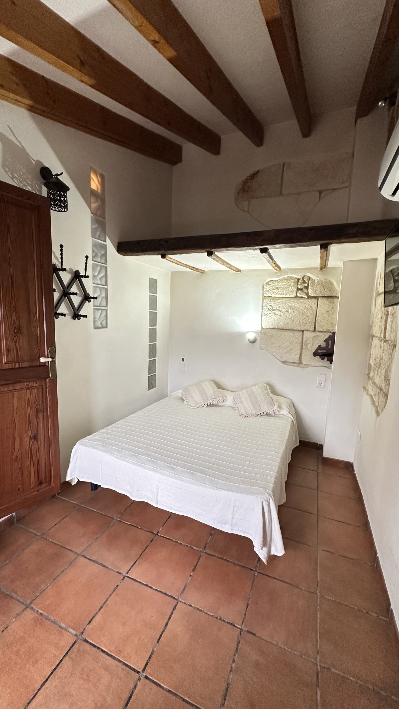 Encantadora Casa de Pueblo Mallorquina en el Corazón de Caimari – Renovada con Estilo y Terraza en la Azotea