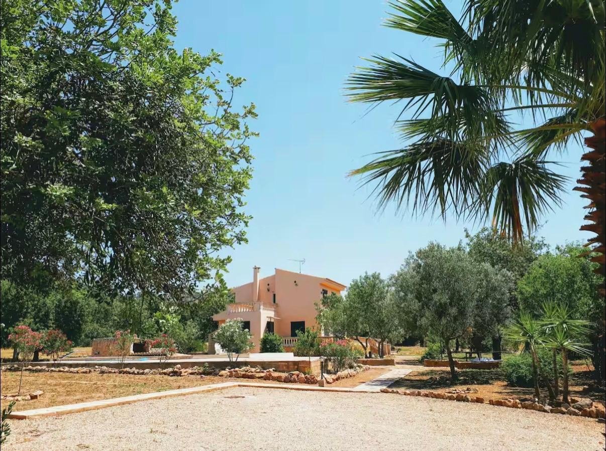 Exclusiva finca mediterránea con licencia ETV, vistas panorámicas y amplio terreno natural – refugio privado con gran potencial de inversión