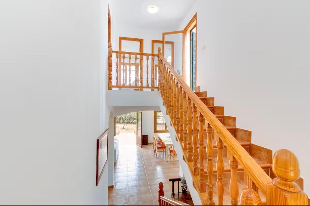 Exclusiva finca mediterránea con licencia ETV, vistas panorámicas y amplio terreno natural – refugio privado con gran potencial de inversión