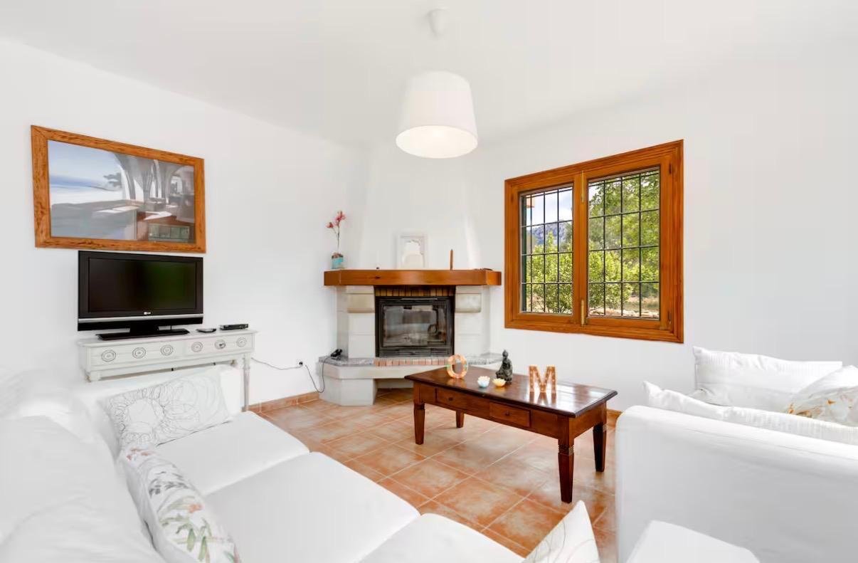 Exclusiva finca mediterránea con licencia ETV, vistas panorámicas y amplio terreno natural – refugio privado con gran potencial de inversión