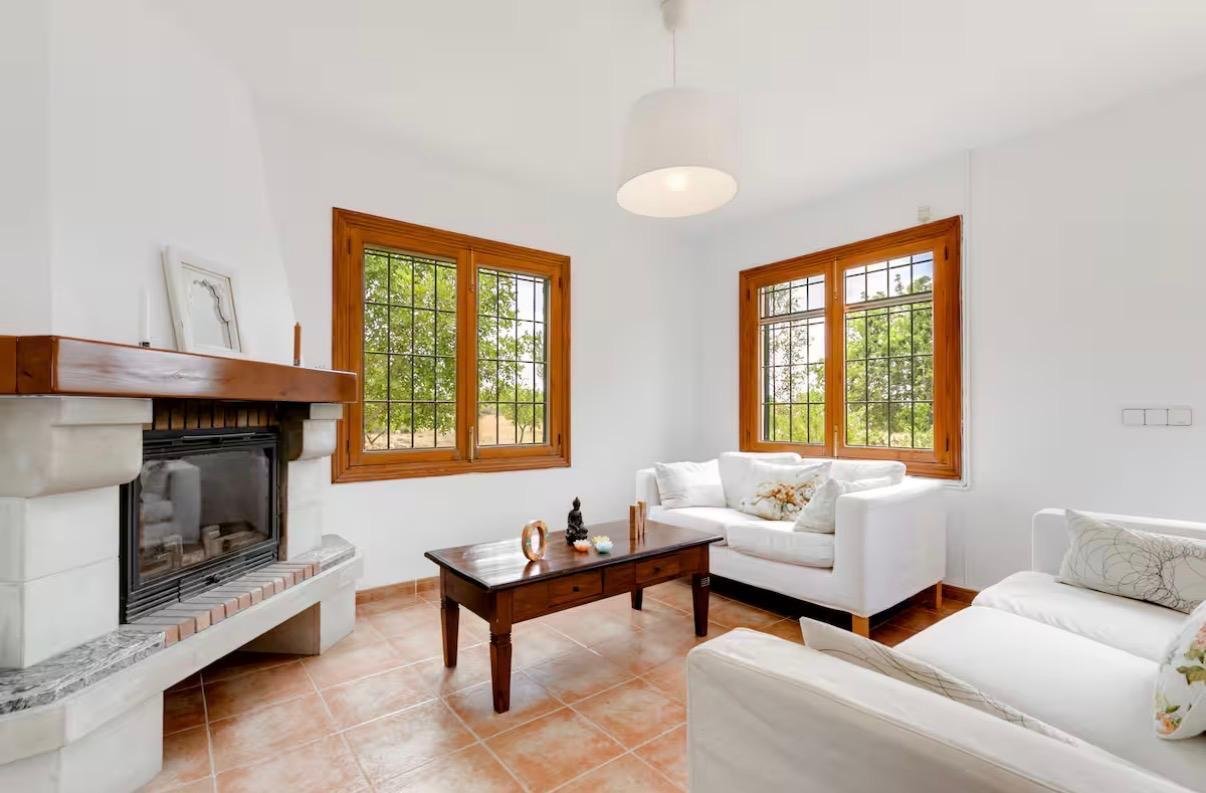 Exclusiva finca mediterránea con licencia ETV, vistas panorámicas y amplio terreno natural – refugio privado con gran potencial de inversión