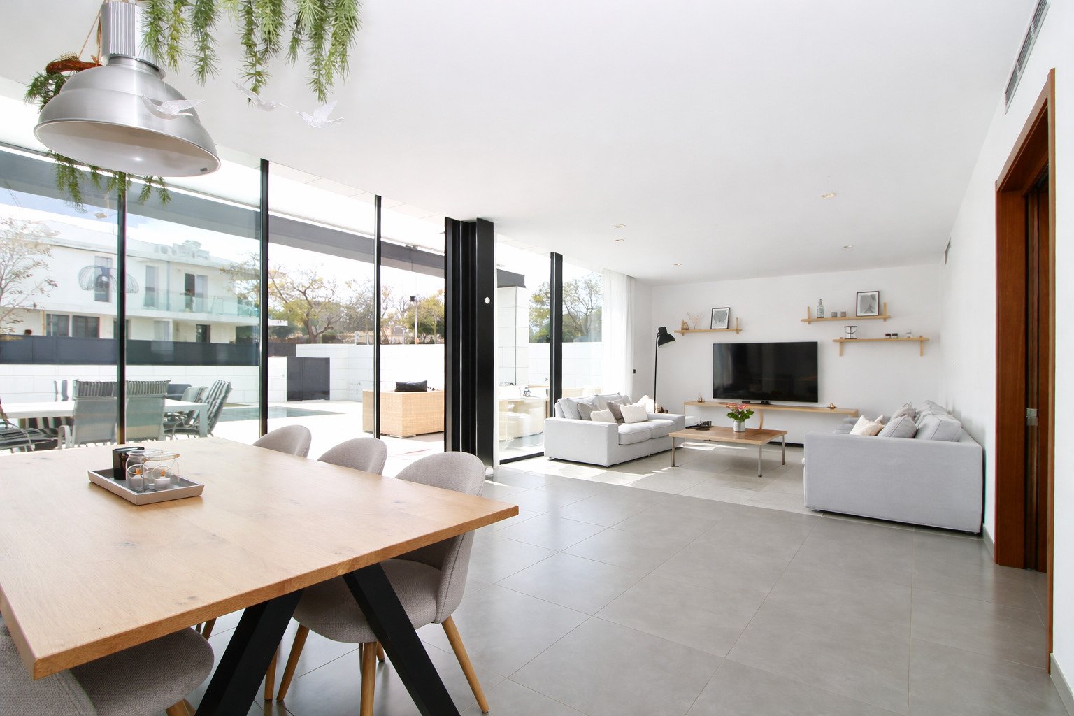 Exclusiva vivienda unifamiliar con piscina, amplitud y confort moderno