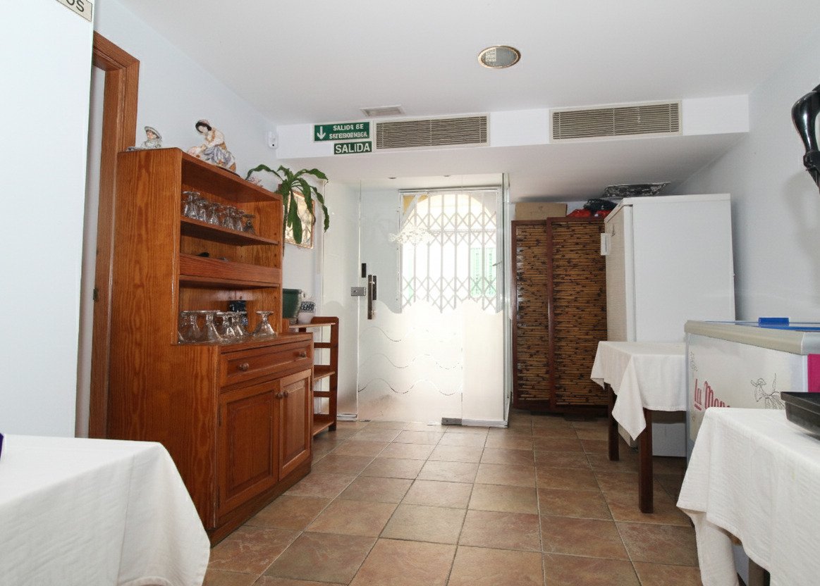 Libertad mediterránea en varios niveles – Casa adosada con amplias terrazas y vistas al mar