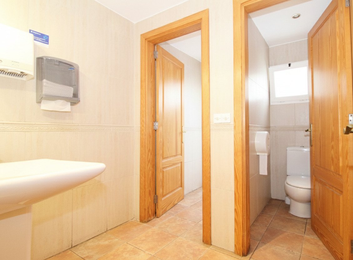 Libertad mediterránea en varios niveles – Casa adosada con amplias terrazas y vistas al mar