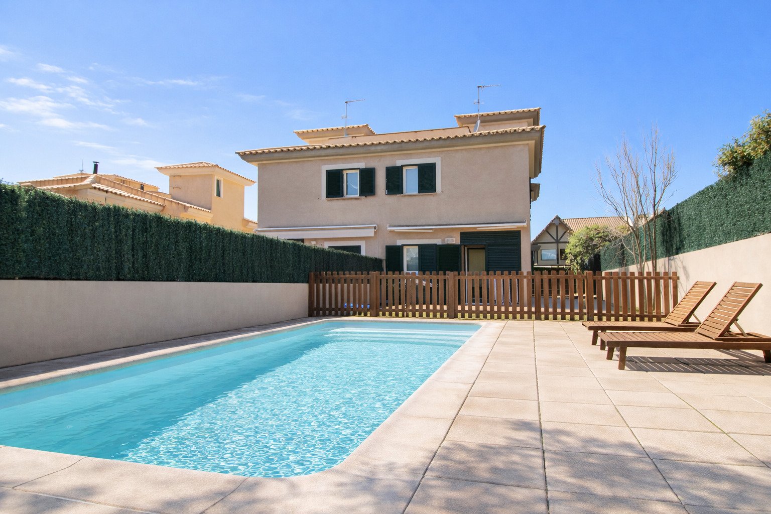 Chalet con vistas al mar, azotea y piscina – Elegancia y estilo en dos niveles