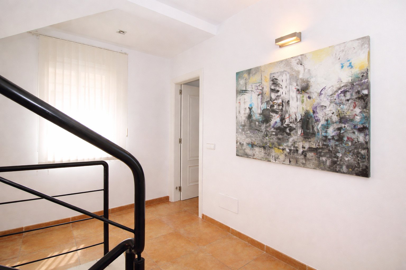 Chalet con vistas al mar, azotea y piscina – Elegancia y estilo en dos niveles