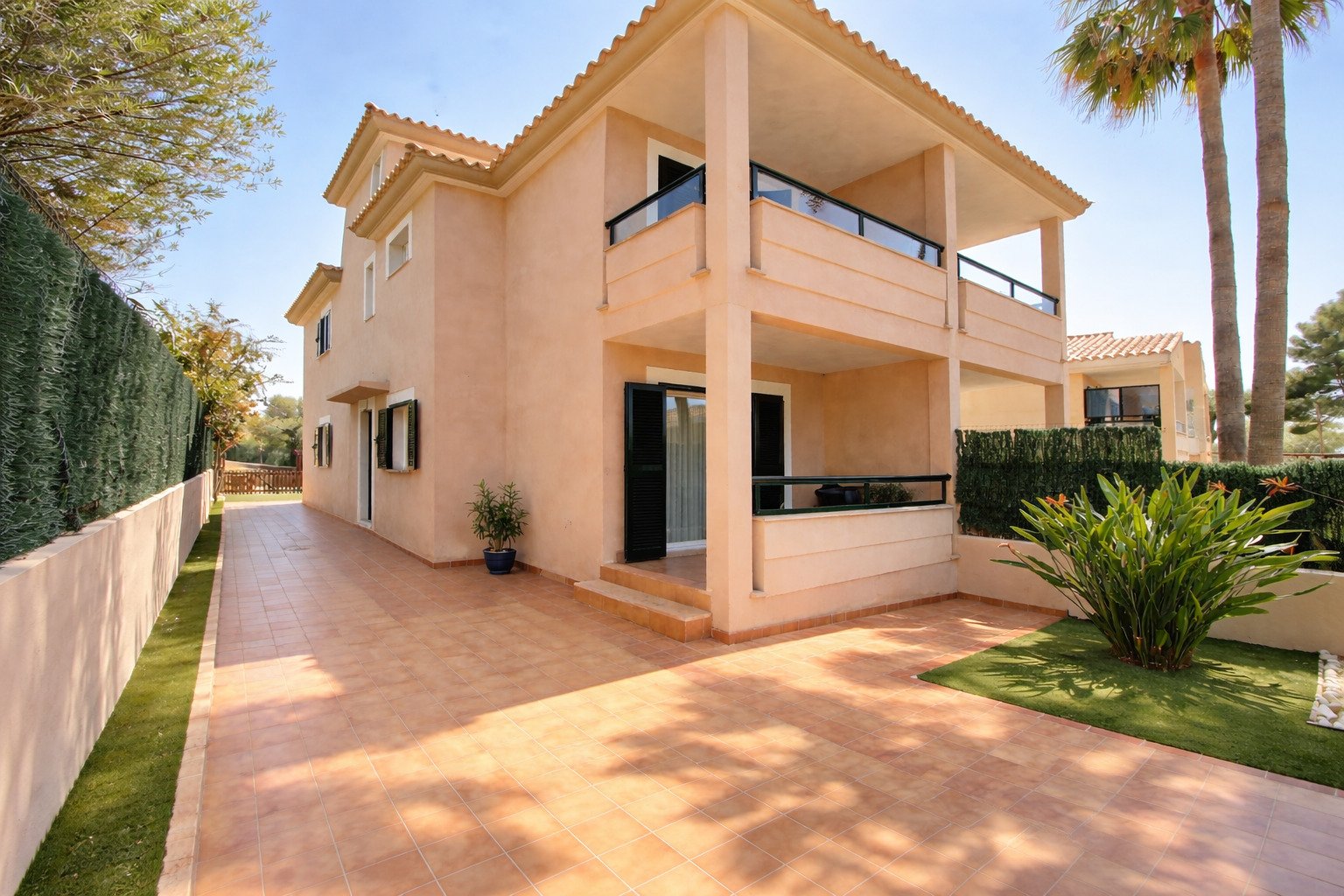 Chalet con vistas al mar, azotea y piscina – Elegancia y estilo en dos niveles
