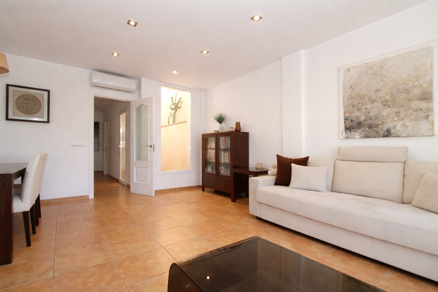 Chalet con vistas al mar, azotea y piscina – Elegancia y estilo en dos niveles