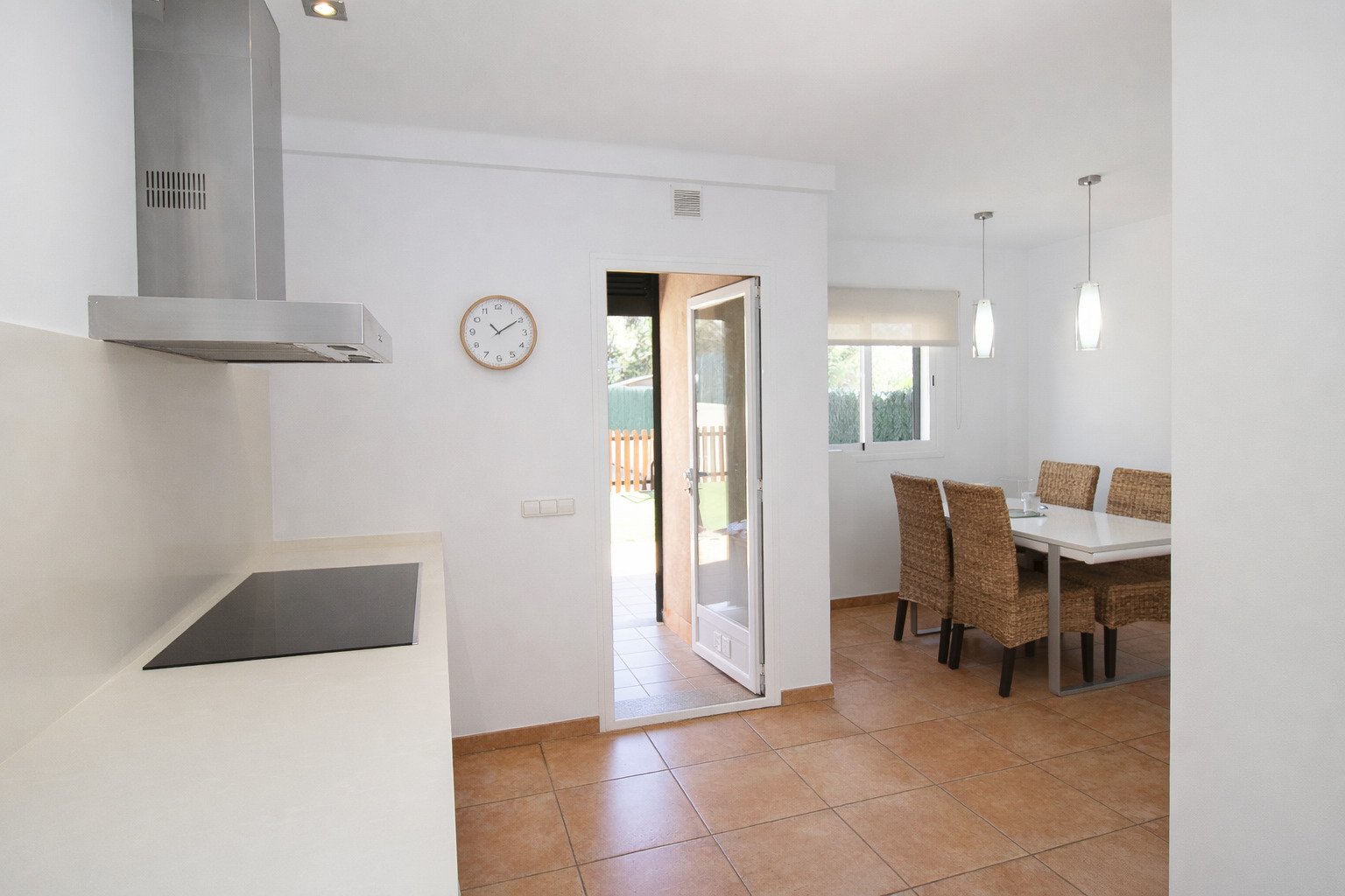 Chalet con vistas al mar, azotea y piscina – Elegancia y estilo en dos niveles