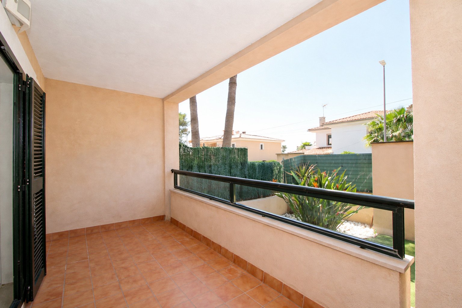 Chalet con vistas al mar, azotea y piscina – Elegancia y estilo en dos niveles