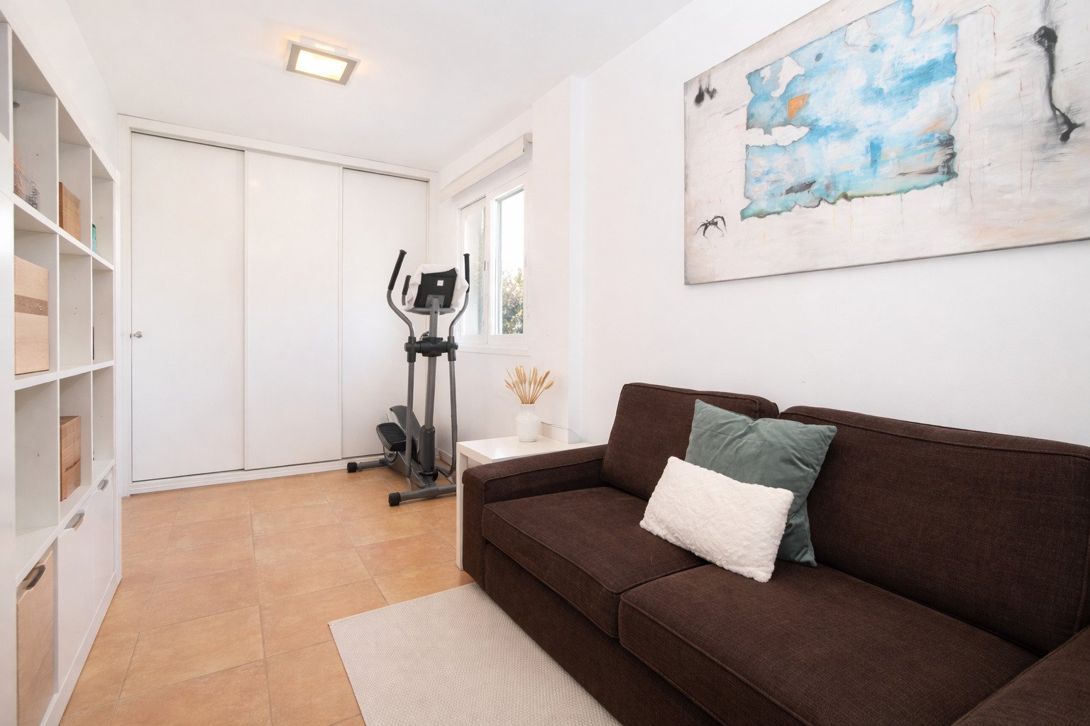 Chalet con vistas al mar, azotea y piscina – Elegancia y estilo en dos niveles