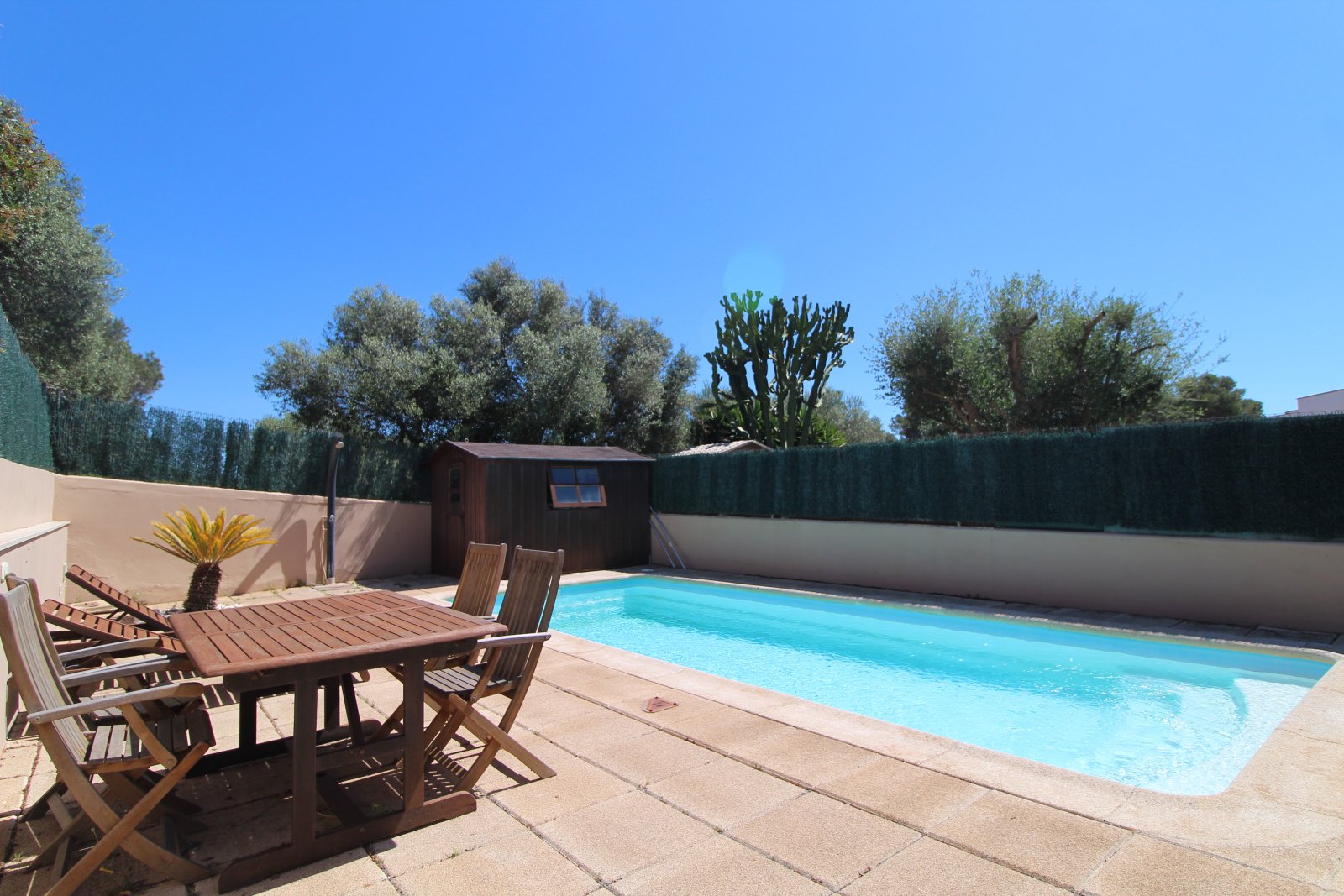 Chalet con vistas al mar, azotea y piscina – Elegancia y estilo en dos niveles