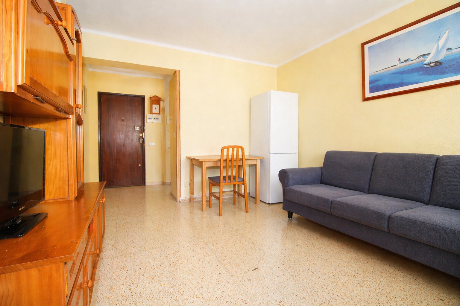 Apartamento con balcón – Estilo de vida urbano cerca del mar