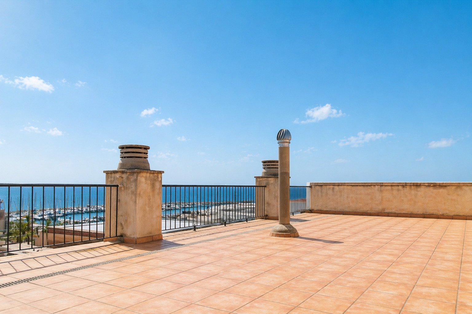 Apartamento con balcón – Estilo de vida urbano cerca del mar