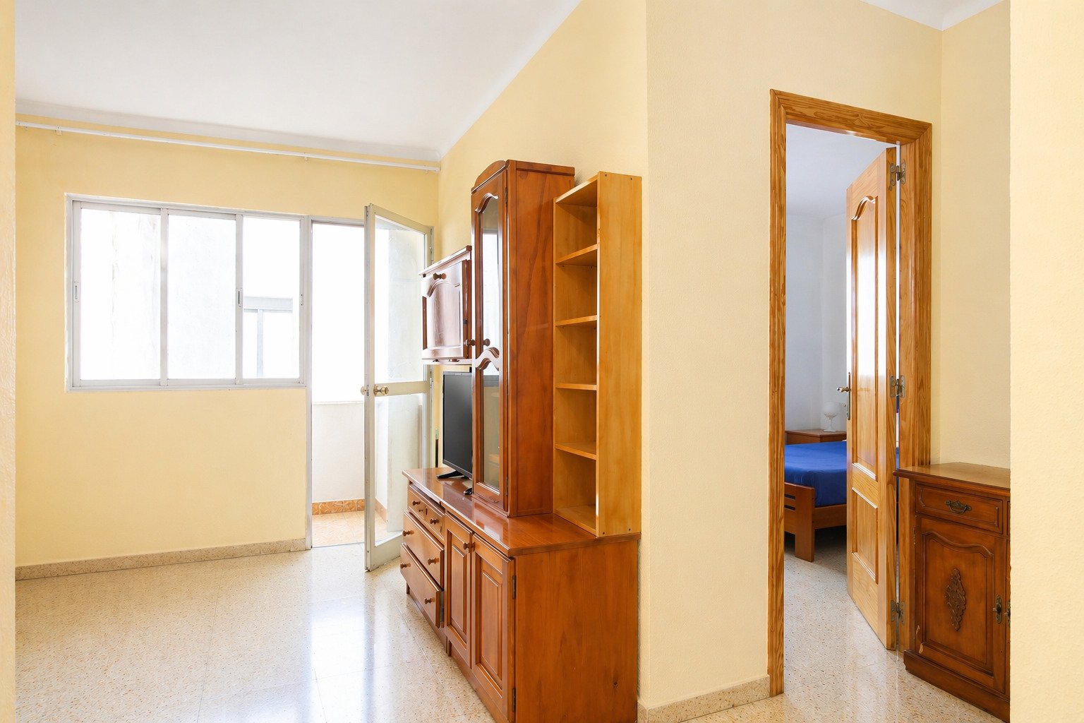 Apartamento con balcón – Estilo de vida urbano cerca del mar