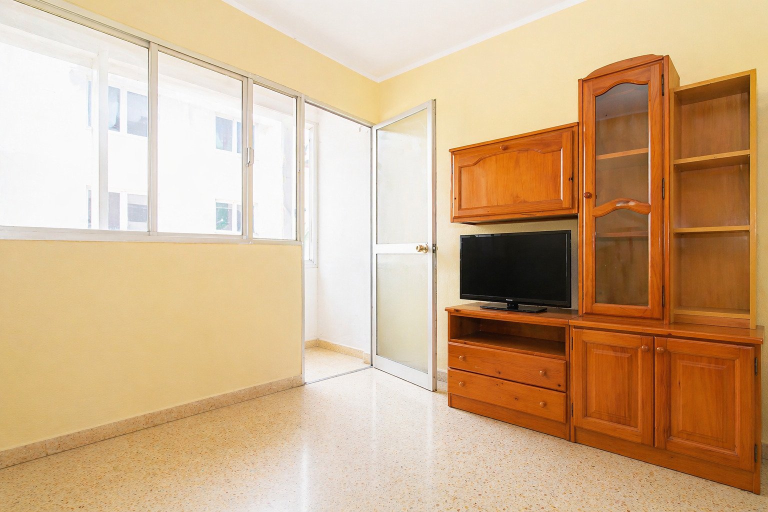 Apartamento con balcón – Estilo de vida urbano cerca del mar