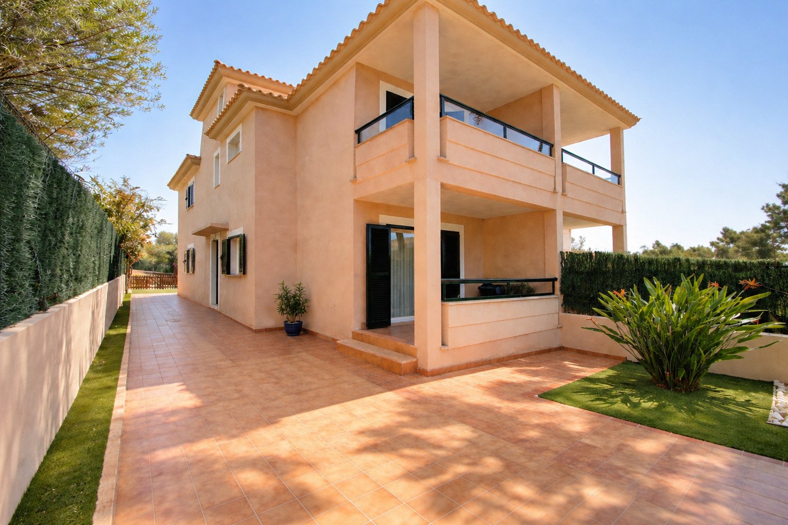 Chalet con vistas al mar, azotea y piscina – Elegancia y estilo en dos niveles