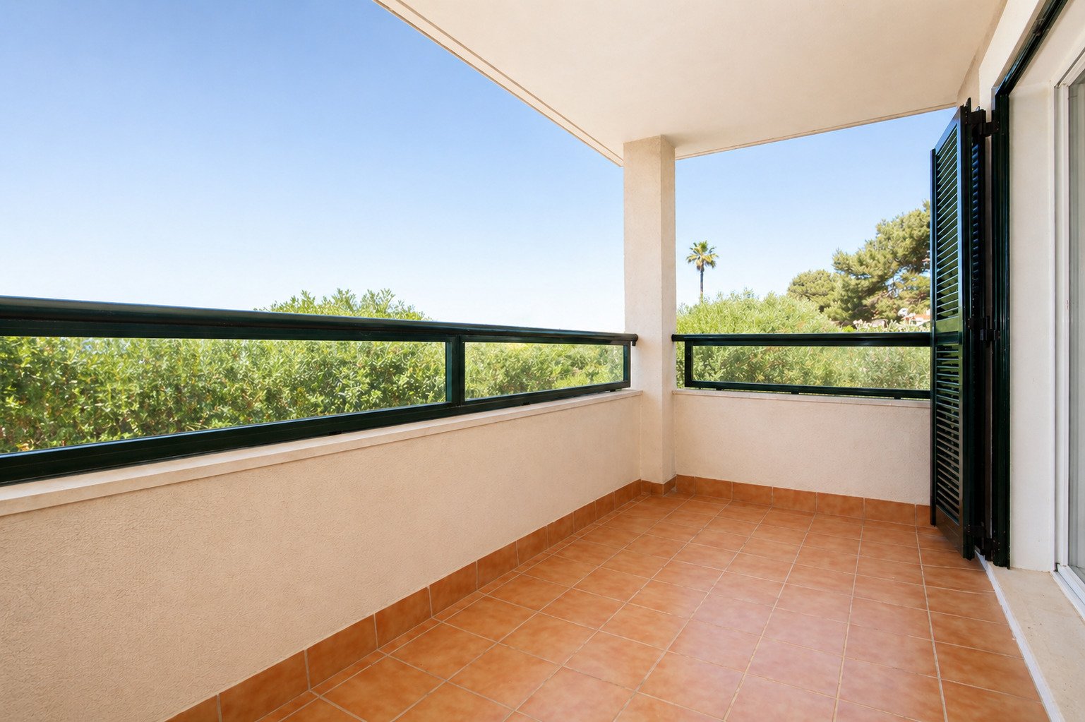 Chalet con vistas al mar, azotea y piscina – Elegancia y estilo en dos niveles